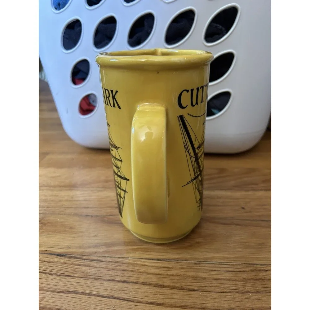 VTG CUTTY SARK Yellow Bar Ship Pitcher Scotch Whiskey Buckingham Scotland 6.75